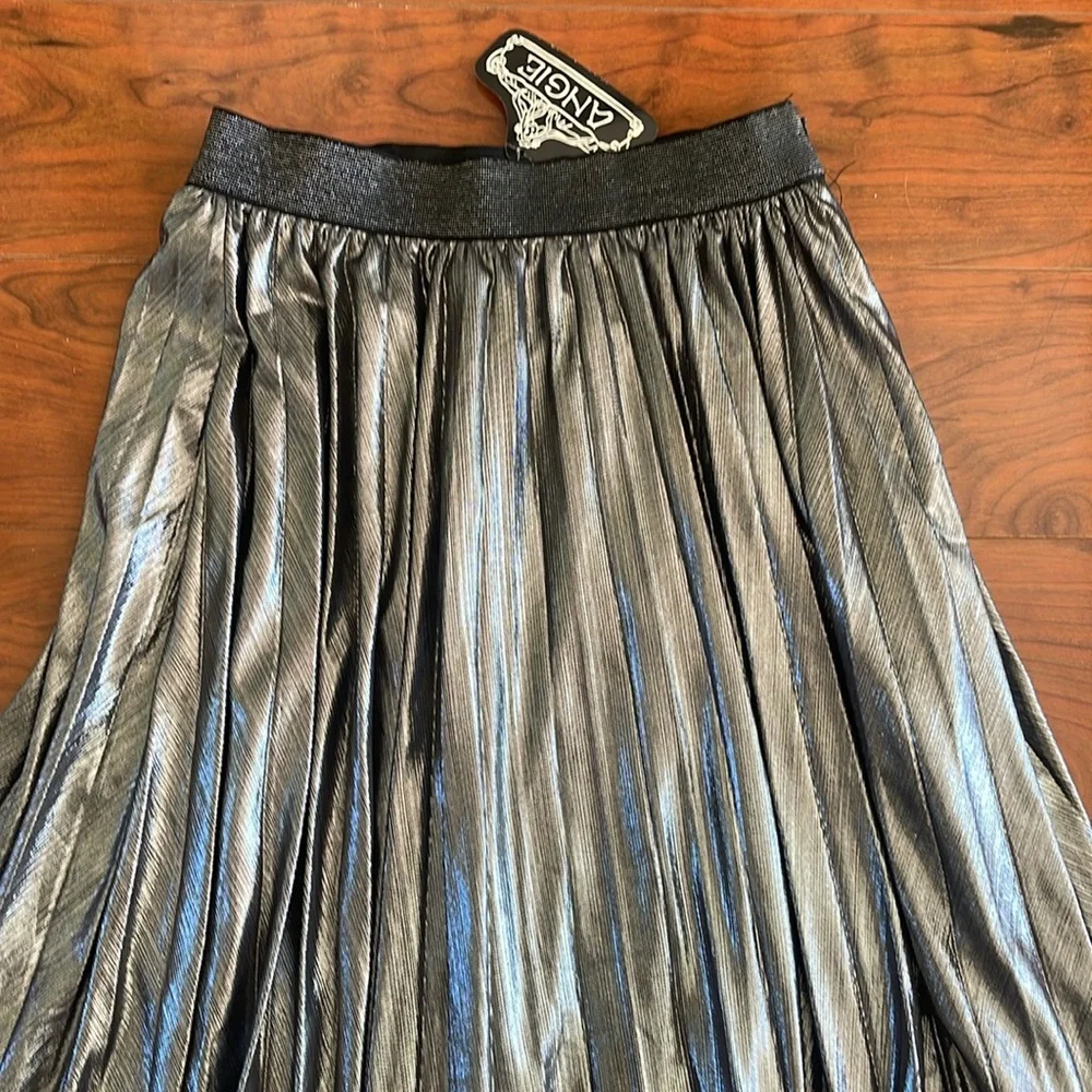 NWT Angie Silver Metallic Pleated Midi Skirt